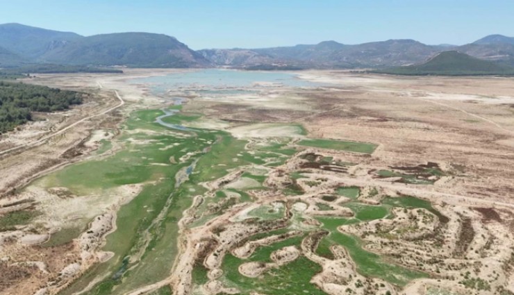 İzmir'e su veren iki baraj çölleşti: Balçova ve Gördes Baraj'ı yüzde sıfırı gördü