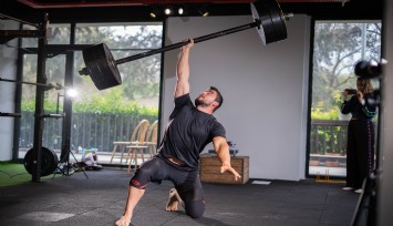 İzmirli Antrenör Burak Yazgı’dan tarihi başarı: Turkish Get-Up’ta Guinness rekoru