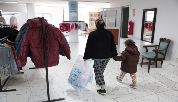 Konak’ta yürekleri ısıtan dayanışma: Giysi Market kış sezonuna hazır