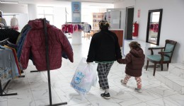 Konak’ta yürekleri ısıtan dayanışma: Giysi Market kış sezonuna hazır