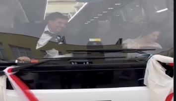 Kuşadası’nda otobüs şoförü gelin kendi düğününe süslediği otobüsle geldi