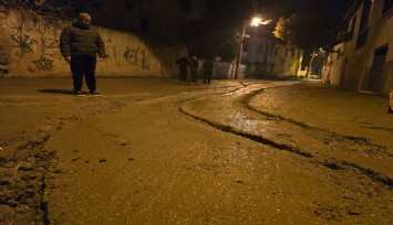 Yeni dökülen beton yolda sabotaj iddiası: Motosikletli zemini boydan boya tahrip etti