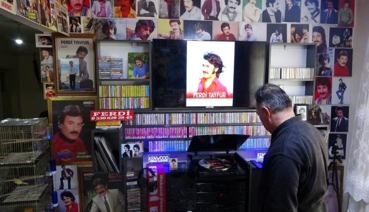 40 yıllık emek, görenler inanamıyor: Kütahyalı taksi şoförünün evi adete Ferdi Tayfur müzesi