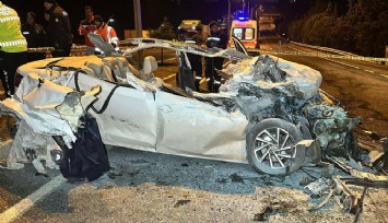 Kazada hurdaya dönen araçtan çıkamadı