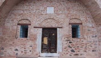 Manisa'nın Fatihi Saruhanbey'e büyük saygısızlık: Kimliği belirsiz kişilerce Türbesinin kapısı parçalandı