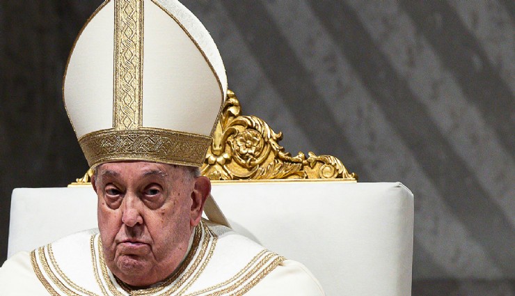 Vatikan: 'Papa'nın durumu kritik olmaya devam ediyor'