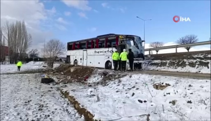 Afyonkarahisar'da kontrolden çıkan yolcu otobüsü devrildi: 1 can kaybı 25 yaralı