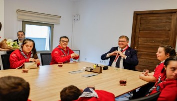 İzmir Büyükşehir Belediye Başkanı Tugay down sendromlu izcileri ağırladı