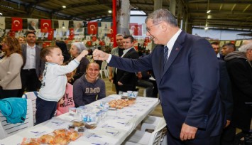 Büyükşehir'in iftar sofrası bu kez Karabağlar'da kuruldu