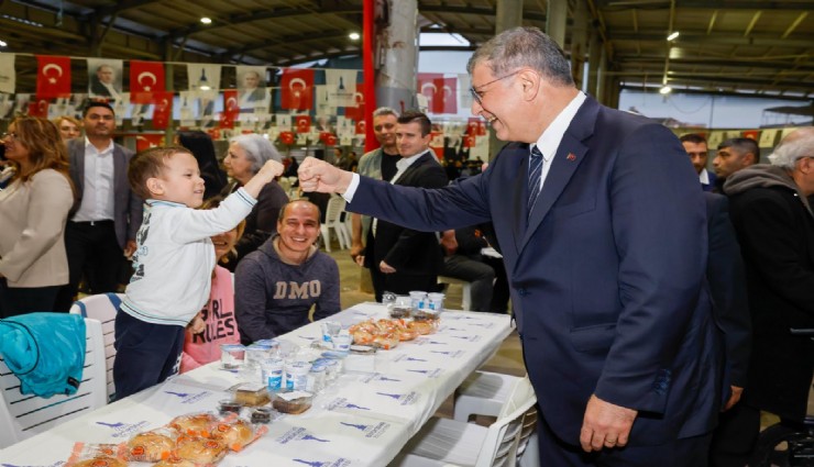 Büyükşehir'in iftar sofrası bu kez Karabağlar'da kuruldu