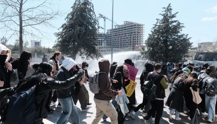 Dokuz Eylül Üniversitesi öğrencilerine TOMA ile polis müdahalesi