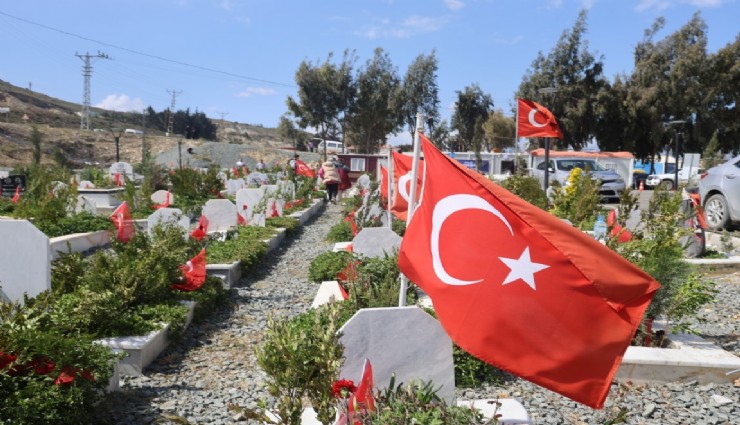 Hatay'da deprem mezarlığında hüzünlü bayram