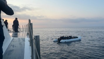 İzmir açıklarında lastik botta 36 göçmen yakalandı