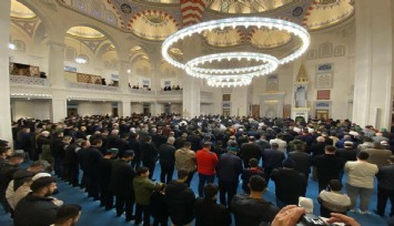 İzmir'de ilk teravih namazı kılındı