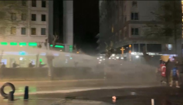 İzmir’de İmamoğlu protestolarında polisten müdahale