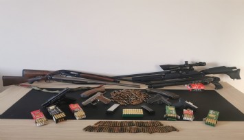 İzmir'de silah operasyonu: İki ayrı adresten çok sayıda silah ve mühimmat ele geçirildi