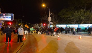 İzmir’deki İmamoğlu protestosunda gergin anlar: Montrö Meydanı’nda eylemciler ve polis karşı karşıya geldi