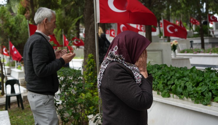 İzmir'in Şehitliklerinde hüzünlü bayram