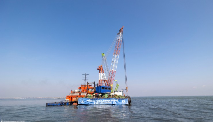 İzmir Körfezi'nden 200 bin ton çamur çıkarıldı