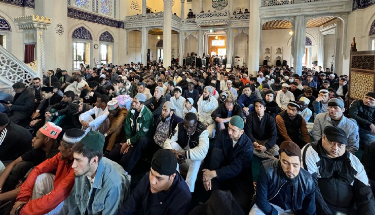 Japonya'da bayram namazı 3 kez kılındı