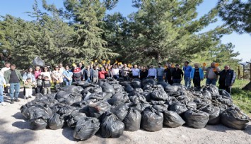 Konak’ta el ele orman temizliği: 2 saatte 750 poşet çöp toplandı