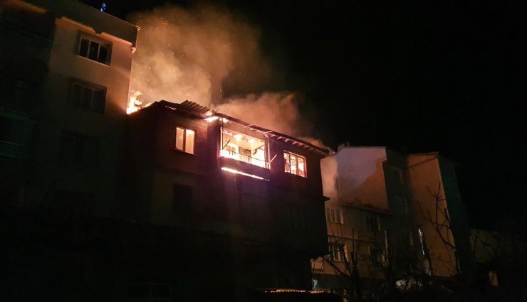 Manisa'da bir evin çatısında yangın çıktı