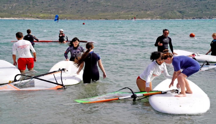 Savaştan kaçan Ukraynalı çocuklar Çeşme'de sörf yaptı