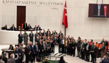 TBMM'de tarihi görüntüler: CHP'li vekiller kürsüye çıktı