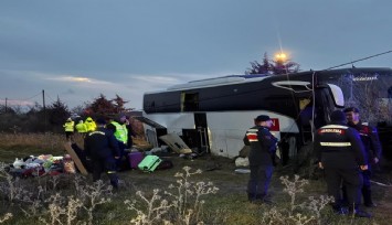 Yunanistan'dan İzmir'e yolcu taşıyordu: Gelibolu'da tur otobüsü yoldan çıktı: 11 yaralı