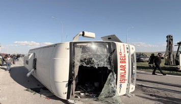 Afyonkarahisar'da işçi servisi ile otomobil çarpıştı: 12 kişi yaralandı