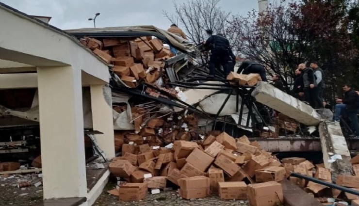 Ankara’da facia gibi kaza: Freni boşalan tır parka daldı,1 ölü