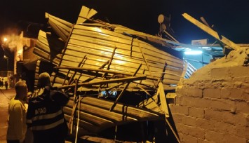 Aydın'da fırtınada uçan su deposu, yan evin banyosuna düştü