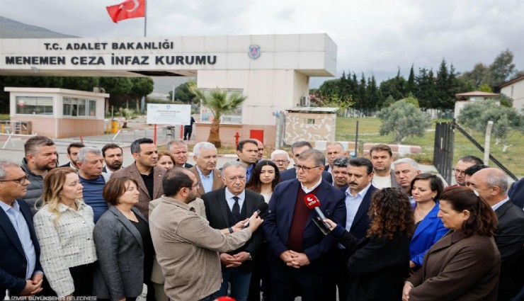 Başkan Tugay, protestolarda tutuklanan gençleri Menemen'de ziyaret etti: Mücadeleyi bırakmayacağız