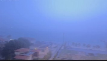 Çeşme'de şimşekler geceyi aydınlattı