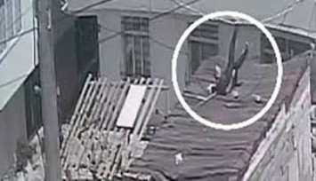 Deprem esnasında evinden garajın üzerine atladı