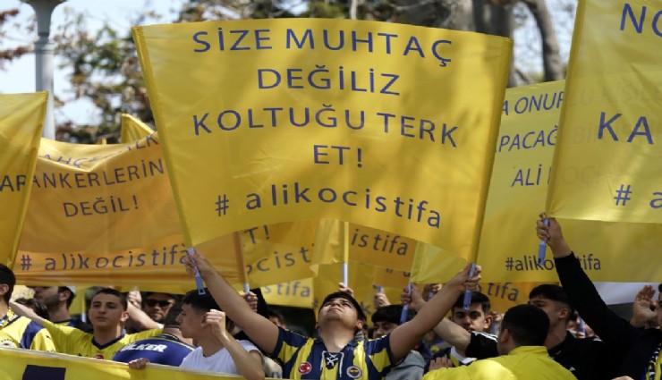 Fenerbahçe Divan Toplantısı sırasında bir grup taraftardan yönetime tepki