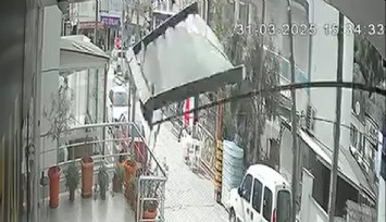 Fırtınanın uçurduğu tentenin altında kalmaktan saniyelerle kurtuldu