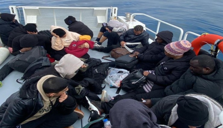 İzmir açıklarında 50 düzensiz göçmen yakalandı
