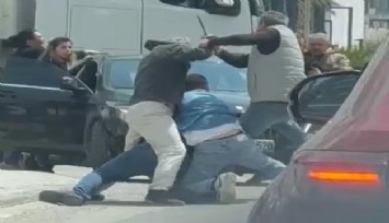 İzmir'de trafikte satırlı kavga kamerada