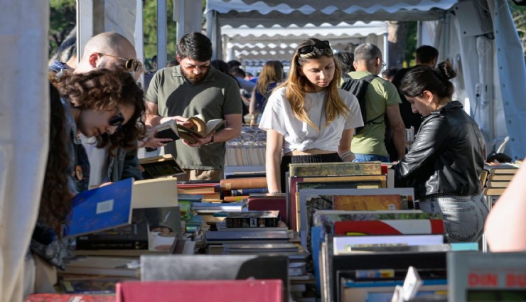 İzmirliler Kitap Fuarı’na akın etti