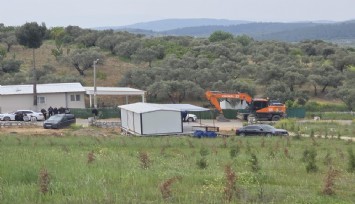 Kemalpaşa'da tarım arazisi üzerinde bulunan kaçak yapılar yıkılıyor