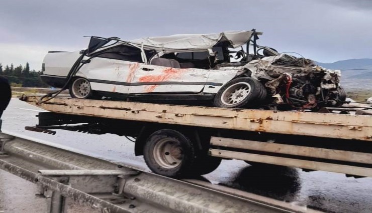 Manisa'da feci kaza: Otomobil ile kamyon çarpıştı, 5 kişi yaralı