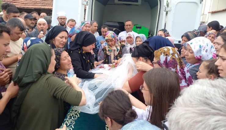 Aydın'da traktör kazasında hayatını kaybeden genç kız duvağıyla uğurlandı