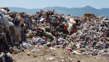 Bakanlıktan İzmir Büyükşehir Belediyesi'ne vahşi depolama yaptığı gerekçesiyle 3.7 milyon lira ceza