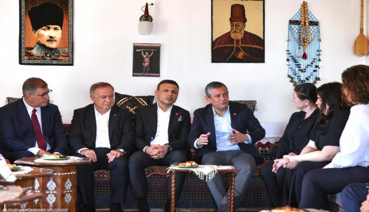 Başkan Tugay saldırıya uğrayan Özgür Özel’le bir araya geldi: Bu saldırı demokrasi ve toplumsal barışımıza da yöneliktir