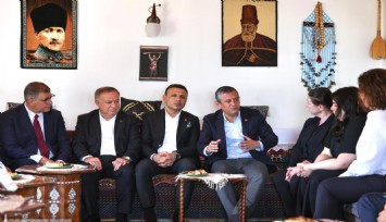 Başkan Tugay saldırıya uğrayan Özgür Özel’le bir araya geldi: Bu saldırı demokrasi ve toplumsal barışımıza da yöneliktir