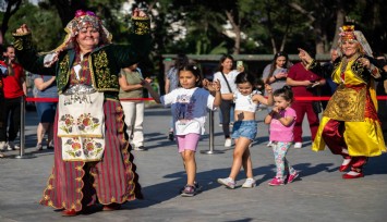 Bornova’da halayla bütünleşen kültürler buluşması