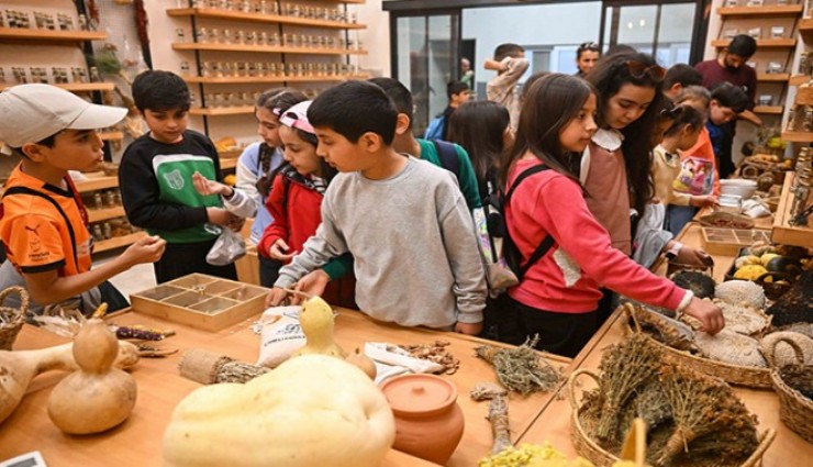 Bornova’da yerel tohuma çocuk eli değdi