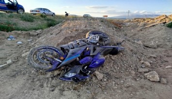 Denizli'de motosiklet yol kenarına devrildi: 2 ölü