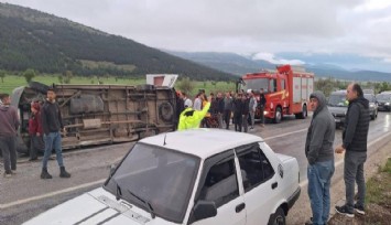 Denizli'de otomobil ve minibüs çarpıştı: 1’i ağır 13 yaralı